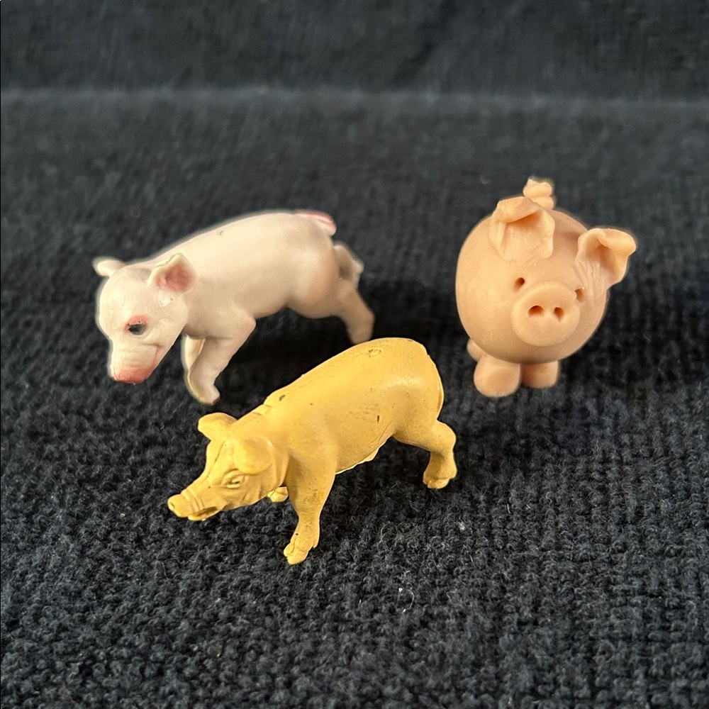 3 Little Pigs! Small Pig Plastic Figurine Toy Set